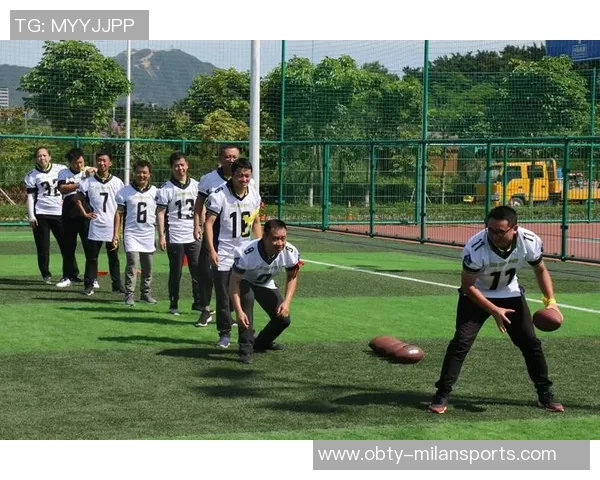 快船全队团建活动共赏橄榄球比赛并拍摄合影留念欢乐时光