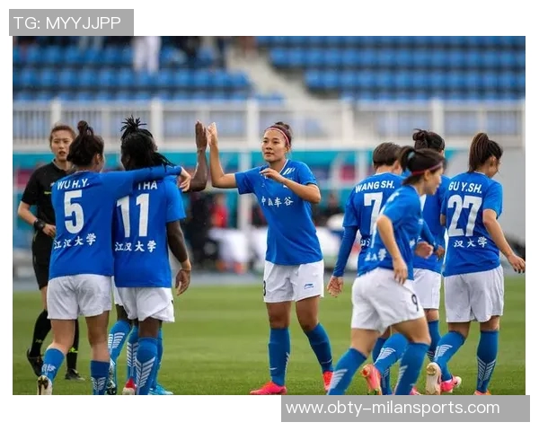 武汉车谷江大女足赛后自豪展示国旗合影庆祝中国骄傲时刻