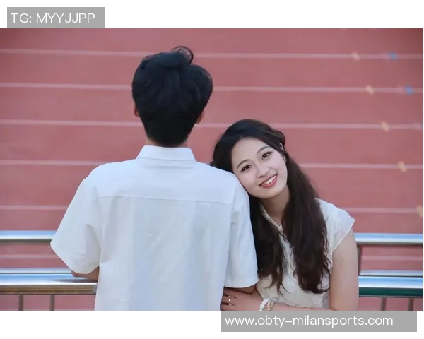 亚马尔与女友甜蜜热吻瞬间曝光眼中只映出彼此的爱意与幸福