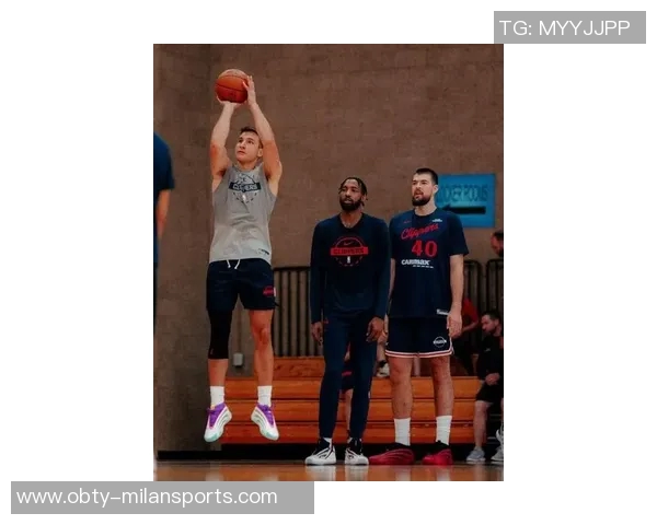 快船备战广州训练照曝光保罗小卡哈登科林斯齐聚场上展现默契