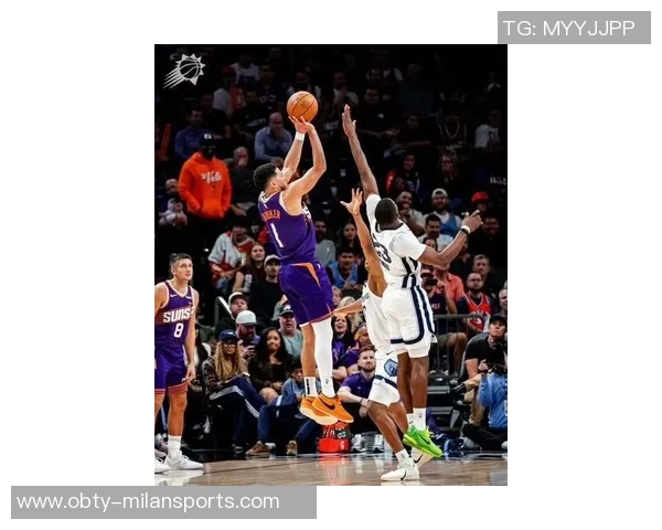 布克第三节发力砍下12分助队逆转全场贡献18分5助攻5抢断表现抢眼 布克第三节发力砍下12分助队逆转全场贡献18分5助攻5抢断表现抢眼