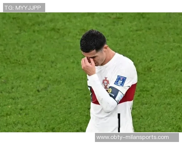 C罗赛后苦笑做偷窃手势引发热议新月锁定胜局让他倍感不满